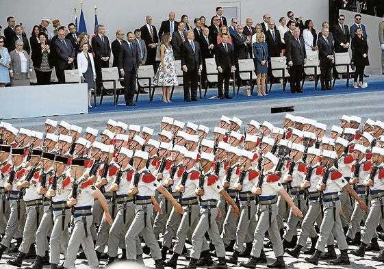 Trump quedó fascinado por los fastos del Desfile del Día de la Bastilla.