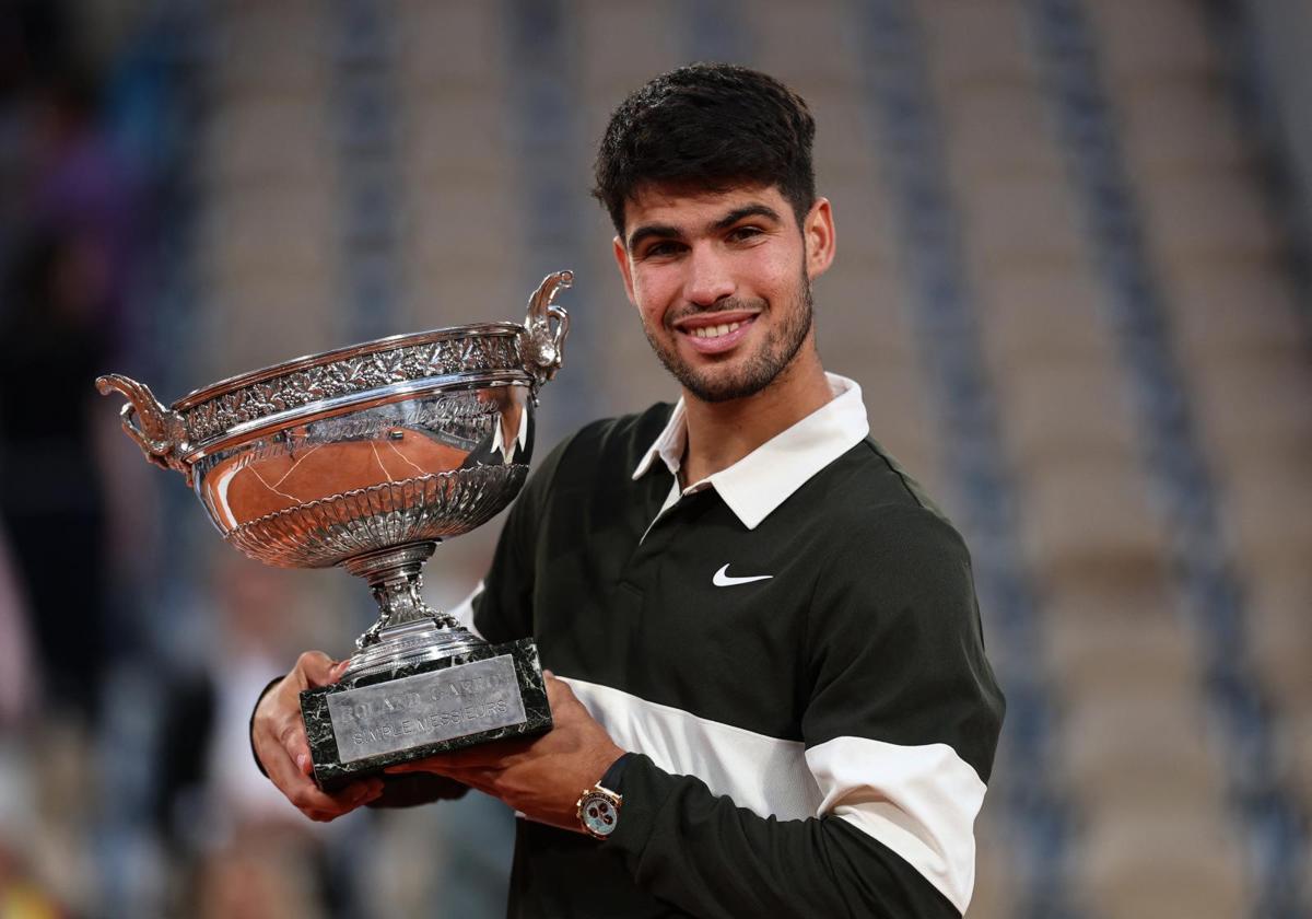 Carlos Alcaraz posa con la Copa de Los Mosqueteros.