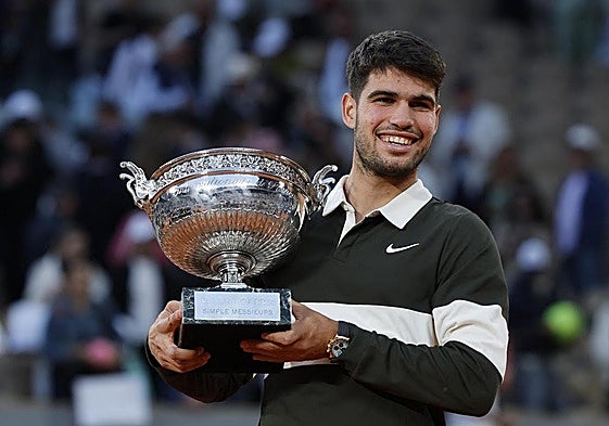 Carlos Alcaraz con el trofeo de Roland Garros
