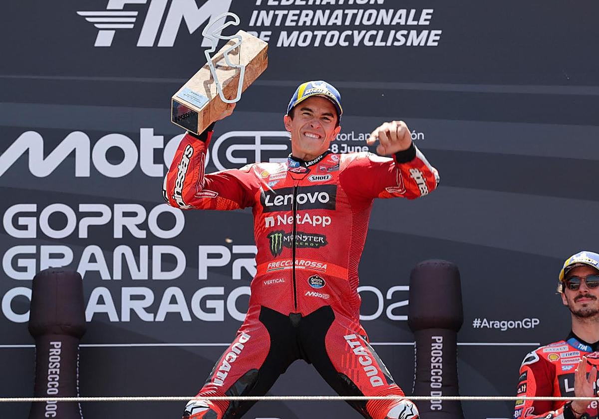 Marc Márquez celebra su victoria en el GP de Aragón.