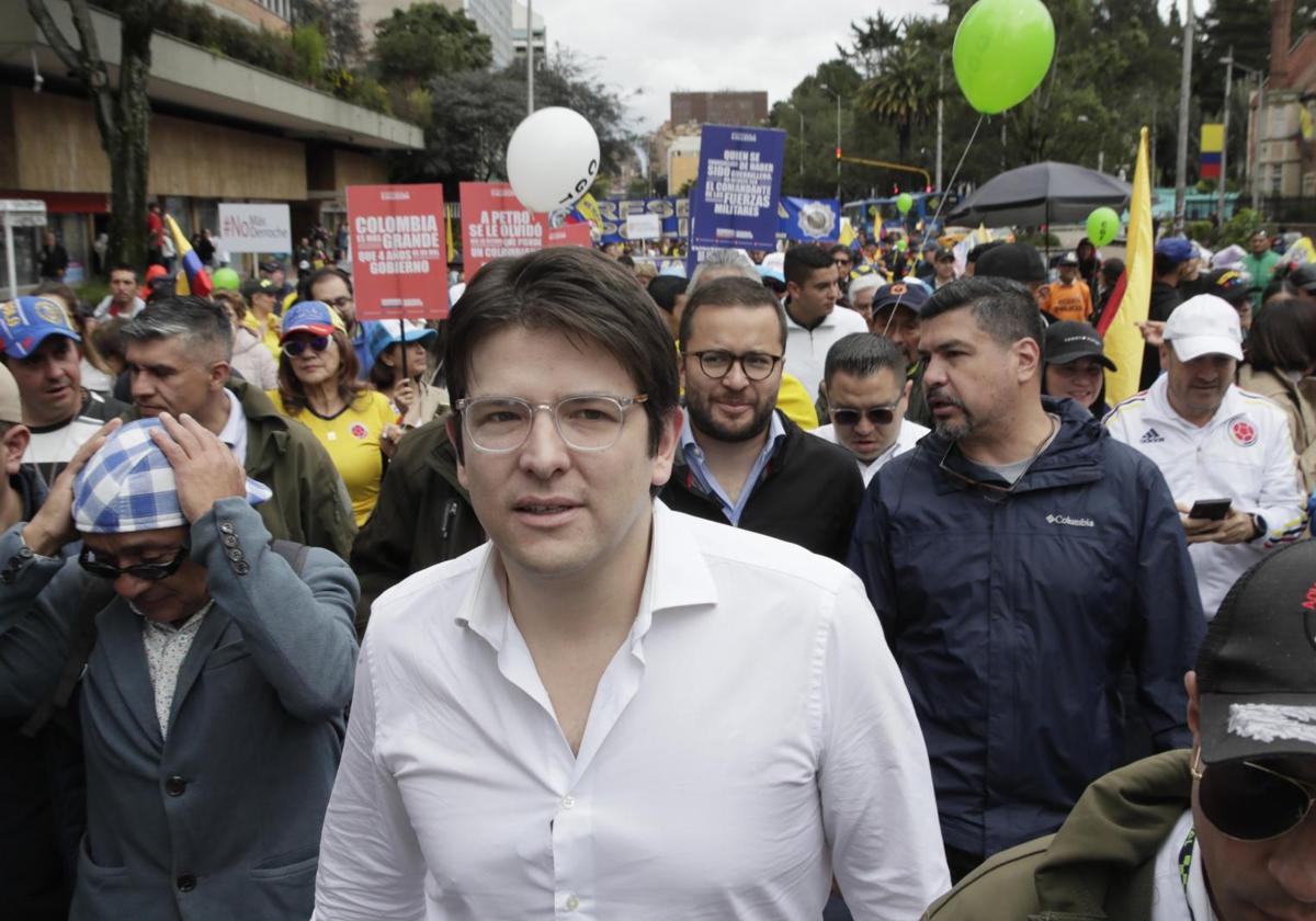 Un sicario de 15 años tirotea a Miguel Uribe, precandidato a la presidencia de Colombia, en un acto de campaña en Bogotá