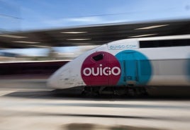 Un tren de Ouigo en la estación de Chamartín-Clara Campoamor.