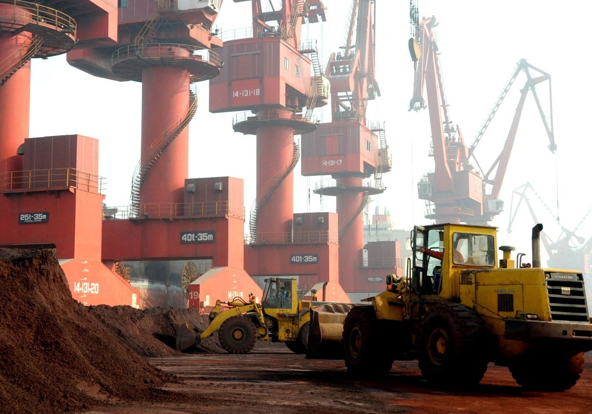 Earth load with the presence of rare earths at the port of Lianyungang.