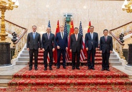 El secretario del Tesoro de EEUU, Scott Bessent y el viceprimer ministro chino, He Lifeng, durante el encuentro de las delegaciones de Estados Unidos y China