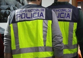 Dos agentes de la Policía Nacional.