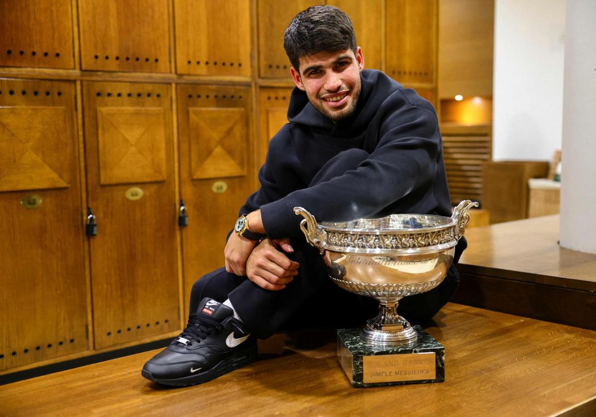 Carlos Alcaraz with the Roland Garros trophy he won on Sunday.