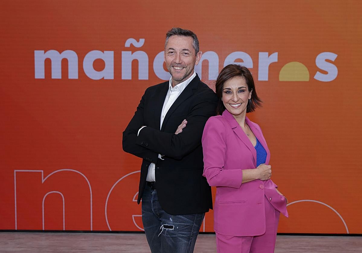 Los presentadores de 'Mañaneros 360', Javier Ruiz y Adela González.