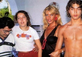Ángel Cristo y Bárbara Rey posan con sus hijos en una imagen de archivo.