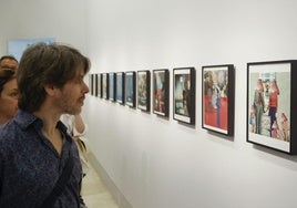 Un periodista observa 'I Don't Want What I Thought I Wanted', uno de los 50 'collages' de Coixet.