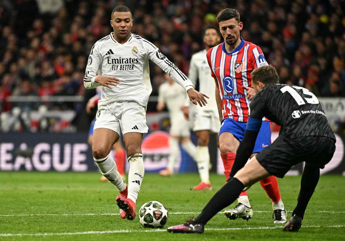 Clément Lenglet (c), en un derbi de esta temporada.
