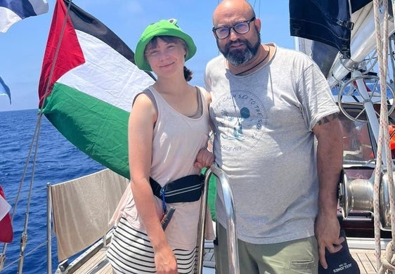 El logroñés Sergio Toribio, ayer en la cubierta del Madleen junto a la activista sueca Greta Thumberg.