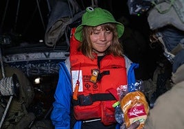 Un soldado israelí da comida a Greta Thunberg a bordo del 'Madleen'.
