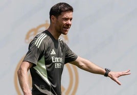 Xabi Alonso, dirigiendo su primer entrenamiento al frente del Real Madrid.
