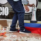 Velas y oraciones en Bogotá para que Miguel Uribe se recupere.