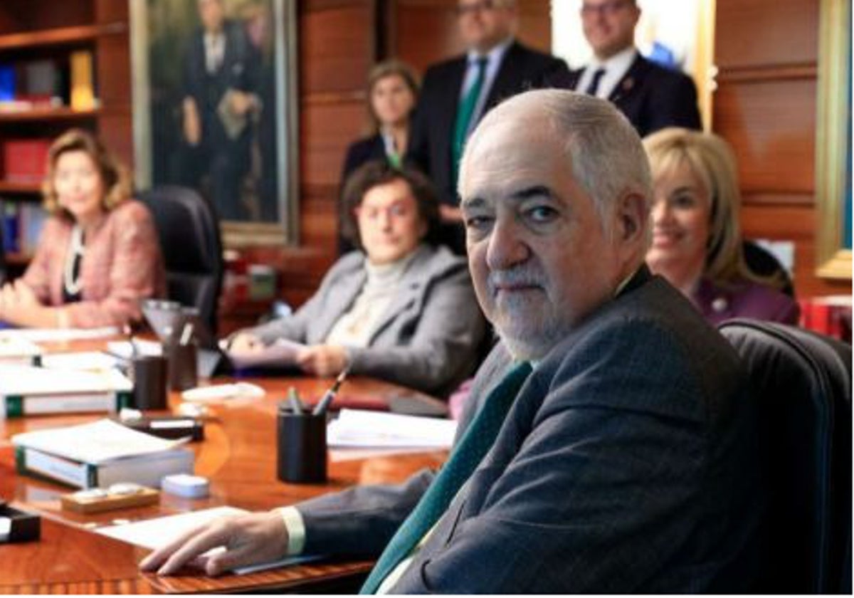 Conde-Pumpido en una sesión del Constitucional