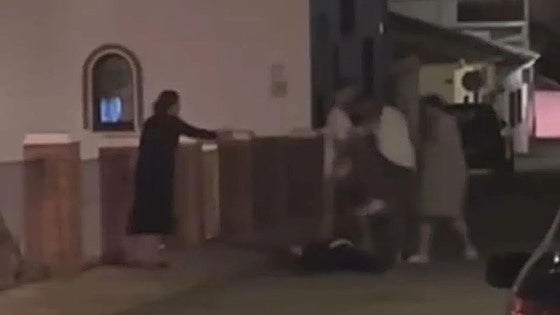 «Me dejaron inconsciente y con cuatro costillas machacadas por defender a unas menores»