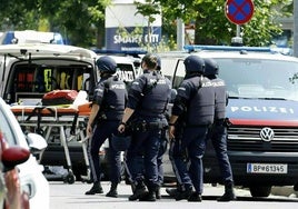 La Policía austriaca vigila el lugar del tiroteo.