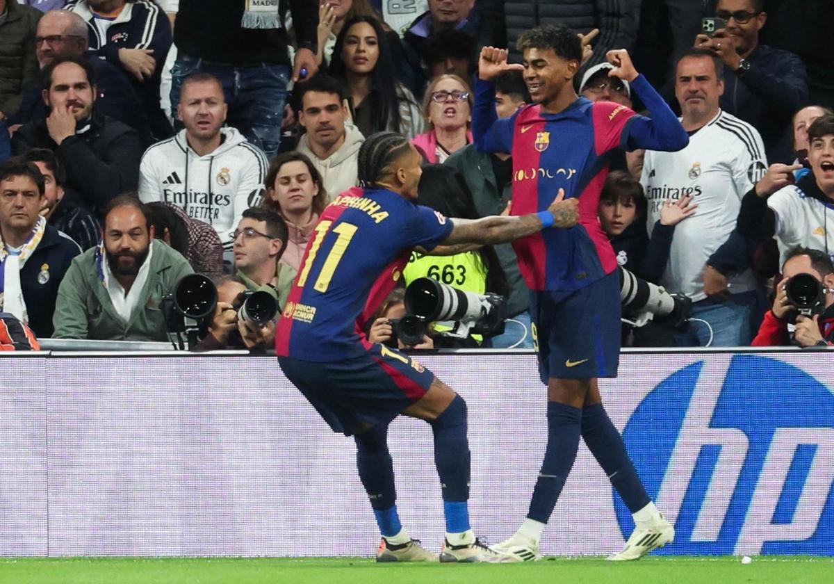 Lamine Yamal, congratulated by Raphinha during El Clásico at the Bernabéu.