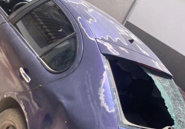 Imagen del coche de uno de los agresores con la luna rota.