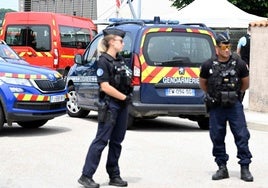 Gendarmes en el exterior del instituto donde ha sido asesinada una trabajadora.
