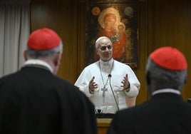 El Papa León XIV, en una de sus primeras reuniones con cardenales.
