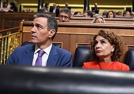 Pedro Sánchez y María Jesús Montero durante una sesión plenaria en el Congreso, en mayo.