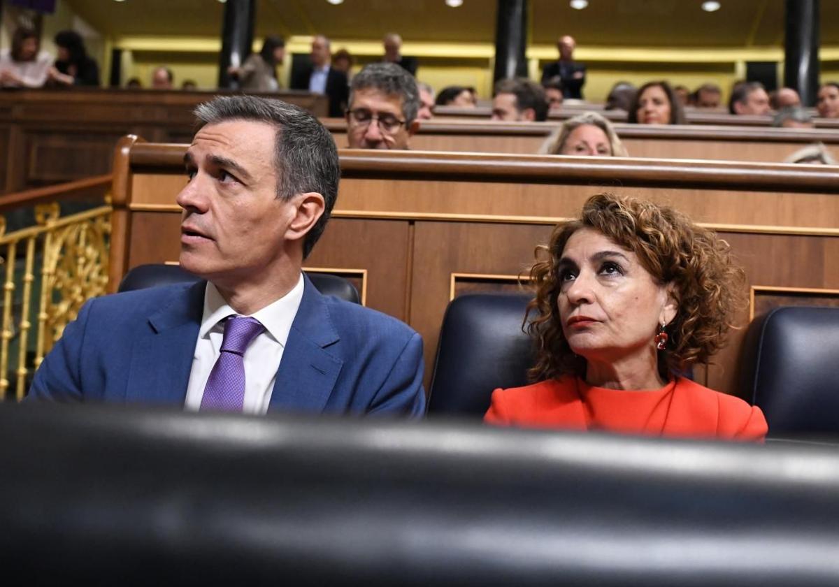 Pedro Sánchez y María Jesús Montero durante una sesión plenaria en el Congreso, en mayo.