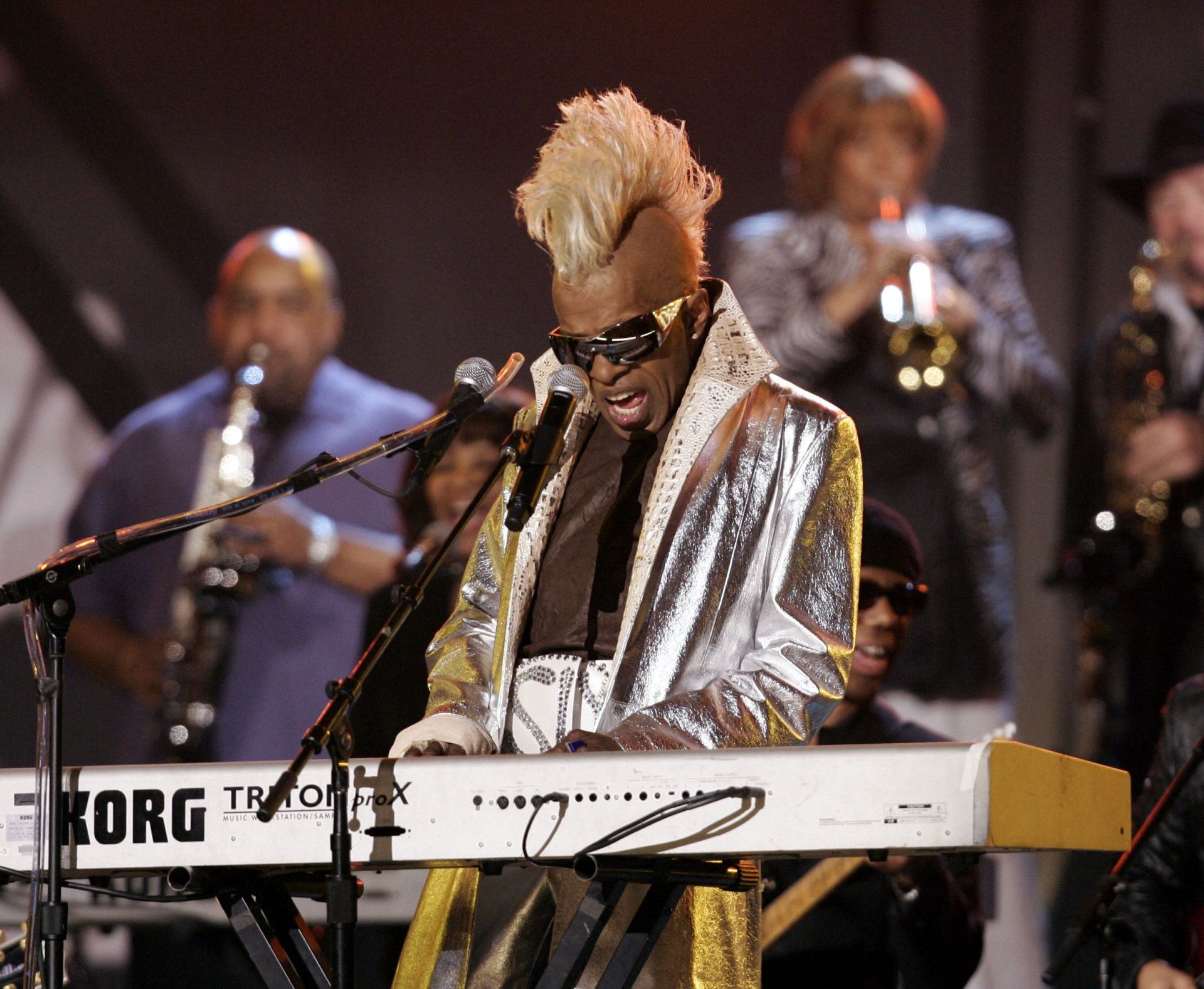 Imagen secundaria 1 - En la imagen superior, composición original de la banda Sly and the Family Stone a finales de los años 60; debajo, el artista actuando en el homenaje que recibió durante la gala de los Premios Grammy en 2006; por último, cantando en el Festival de Jazz de Niza en 2007.