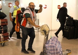 El español Sergio Toribio, a su llegada al aeropuerto de Barcelona procedente de Tel Aviv.