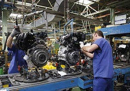 Trabajadores de una fábrica de coches.