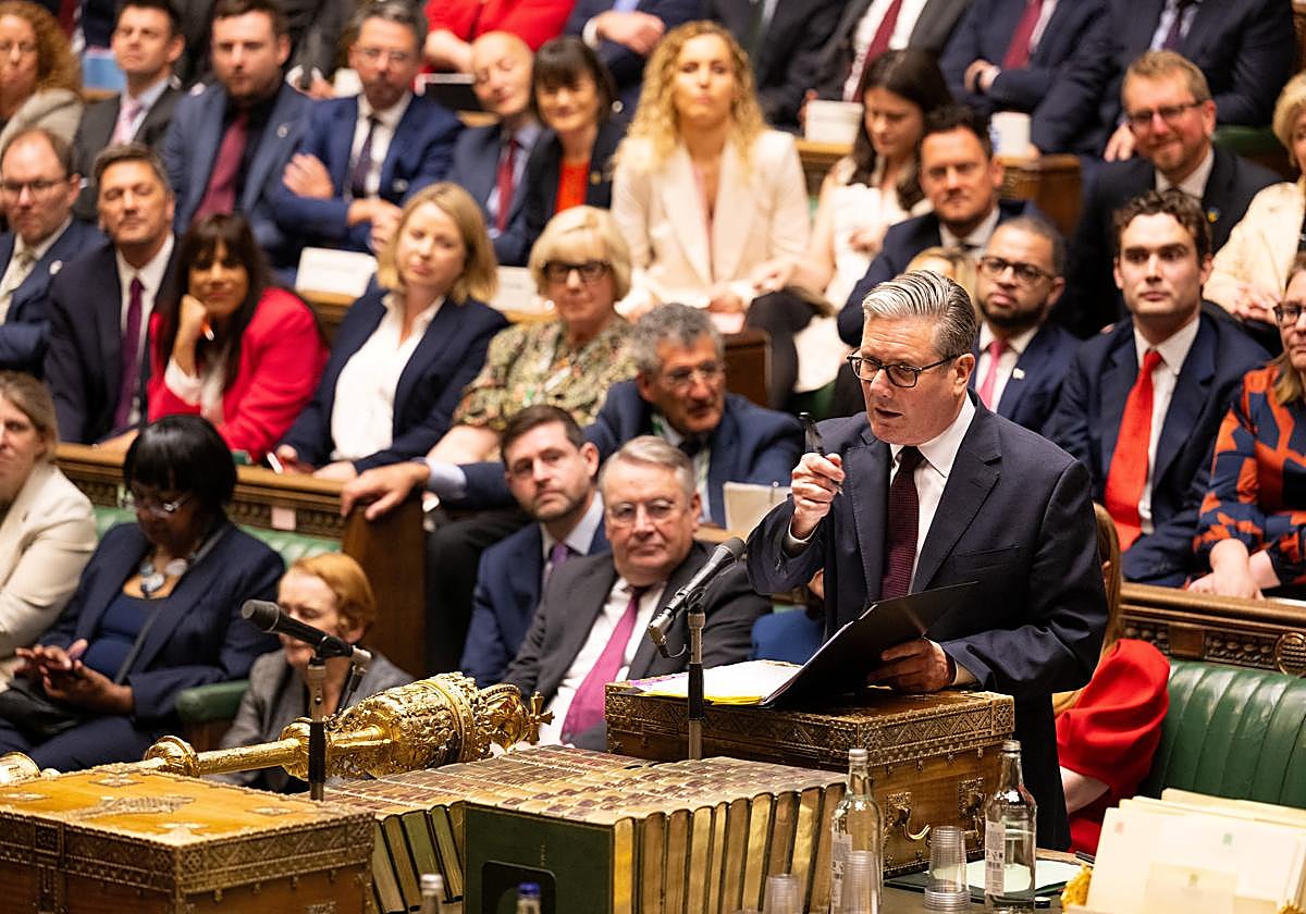 Keir Starmer, primer ministro británico, habla en el Parlamento.