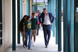 Gavin Newson se reunió con la comunidad escolar para tranquilizar a sus miembros sobre las redadas antiinmigración.
