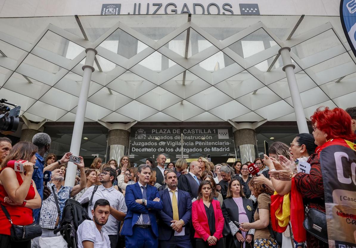 Jueces y fiscales durante el paro simbólico ante los Juzgados de Plaza de Castilla de Madrid