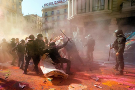 Los Mossos cargan contra una manifestación independentista ante la Jefatura de Policía de Barcelona en 2018