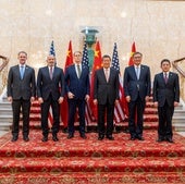 Foto de familia de las delegaciones de EE UU y China en las negociaciones de Londres.