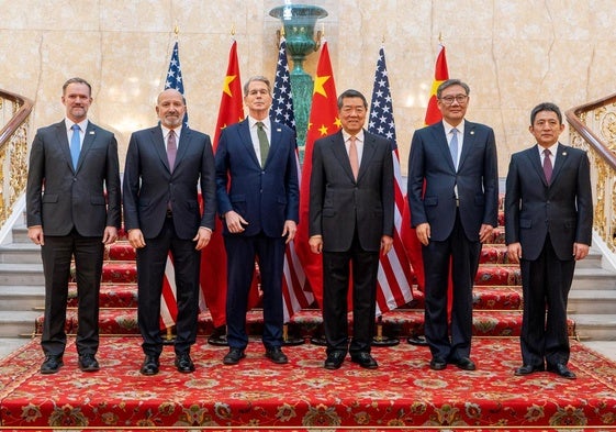 Foto de familia de las delegaciones de EE UU y China en las negociaciones de Londres.