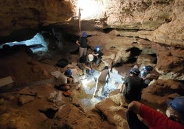 Investigadores en la Cuevade de los Toriles, en Carrizosa (Ciudad Real)