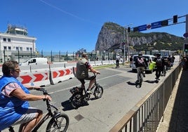 Varios turistas se disponen a cruzar el aeropuerto de Gibraltar.