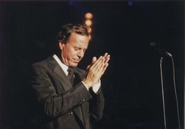 Julio Iglesias en un concierto en 1995.