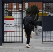 Una persona entrando en una oficina de empleo público.