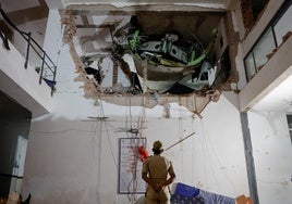 Parte del fuselaje del avión incrustado en la residencia médica.