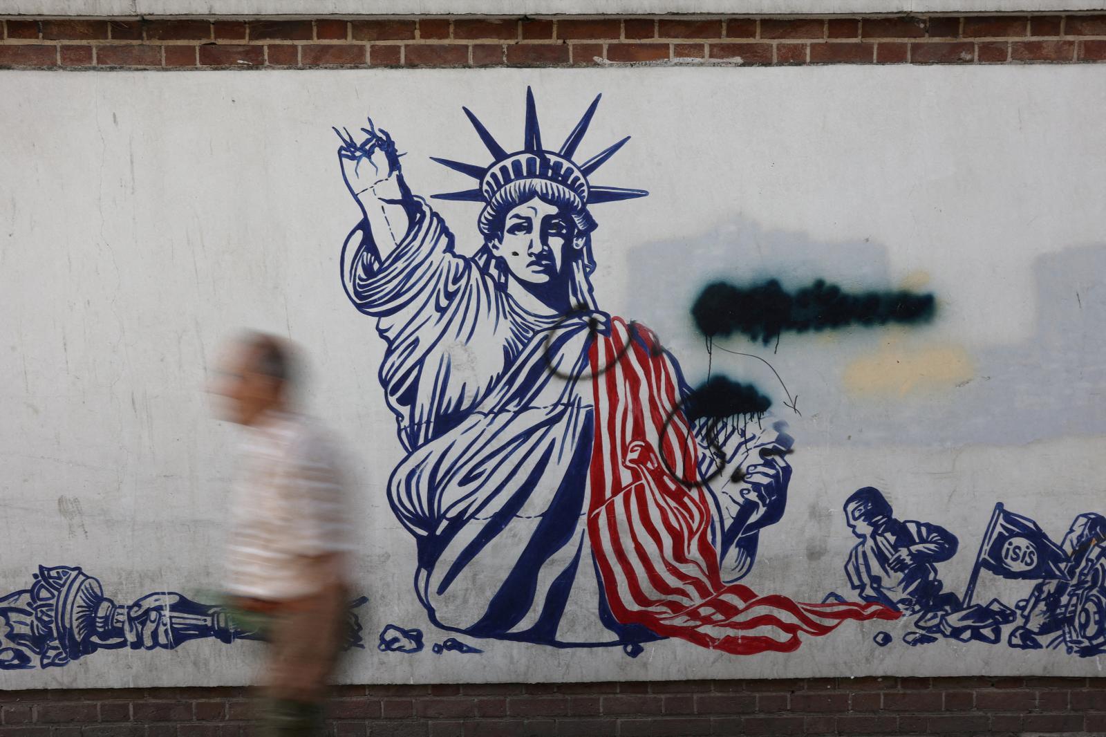 Mural contra Estados Unidos en una calle de Teherán.