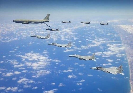 Varios cazas israelíes se abastecen de combustible en pleno vuelo.