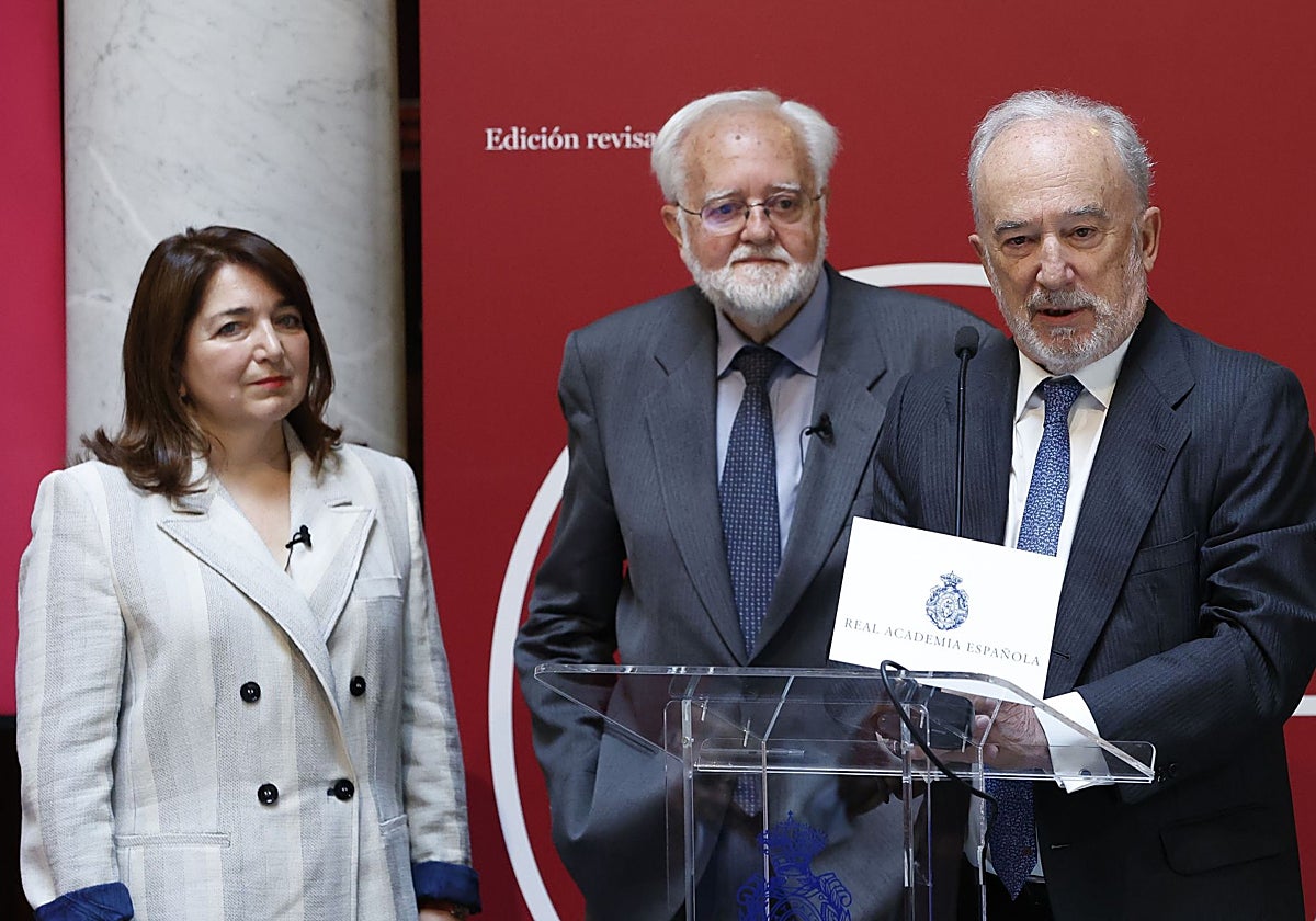 Los académicos Cristina Sánchez e Ignacio Bosque junto al director de la RAE, Santigo Muñoz Machado.