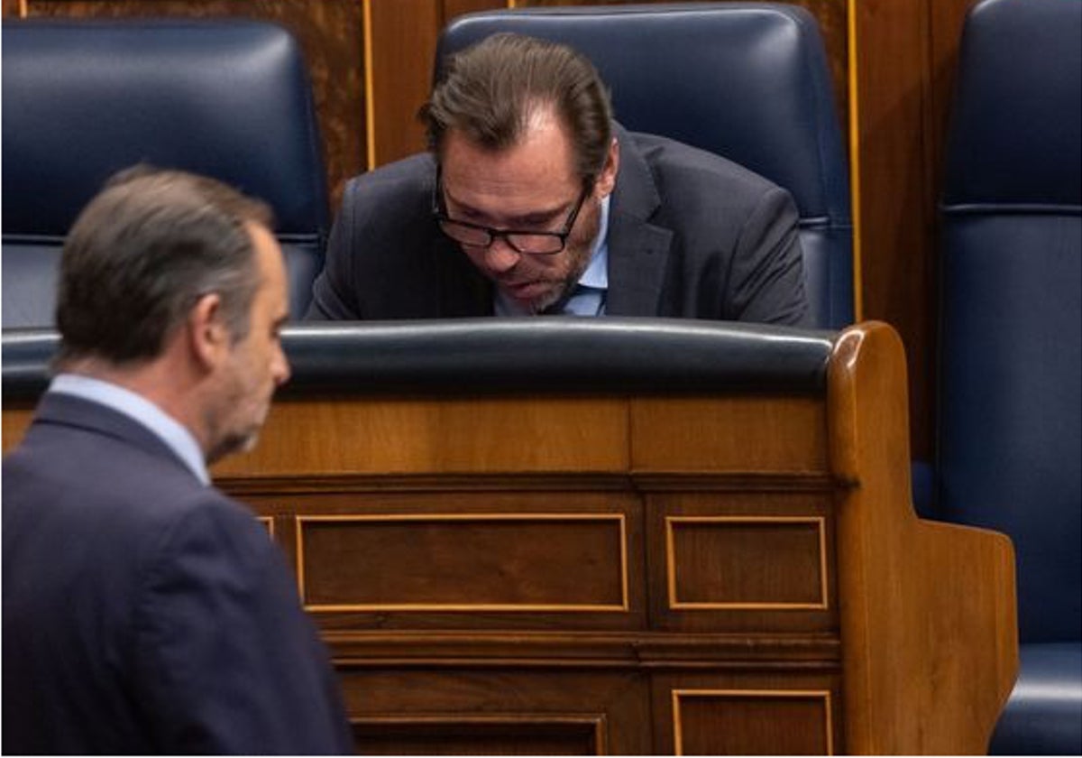 José Luis Ábalos pasa delante de Óscar Puente en el Congreso