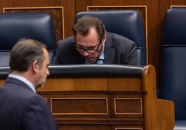 José Luis Ábalos pasa delante de Óscar Puente en el Congreso