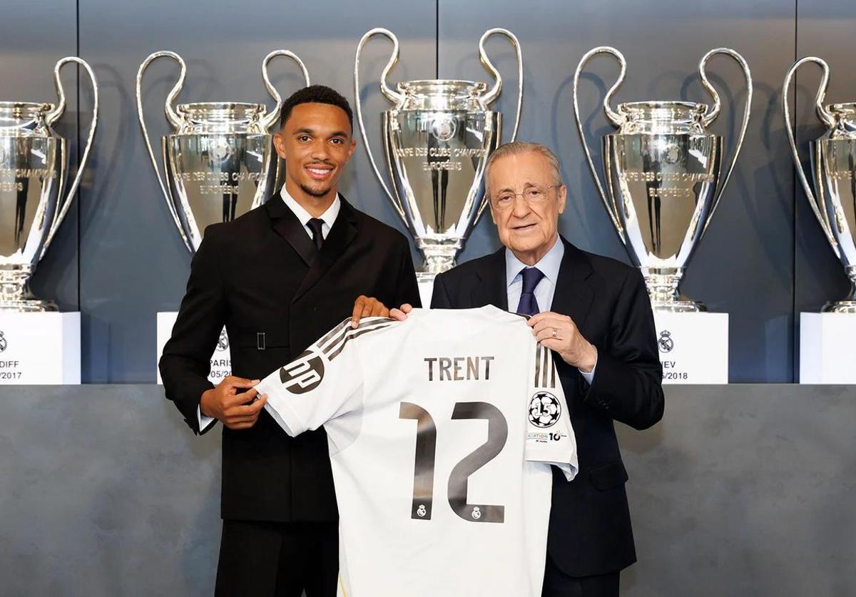 Trent Alexander-Arnold poses with his new jersey alongside Florentino Pérez.