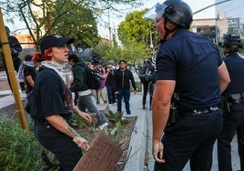 Agentes de policía cachean a un manifestante en Los Ángeles.
