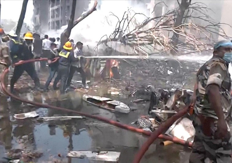 Personal de emergencias trabaja en el lugar del accidente en Ahmedabad.