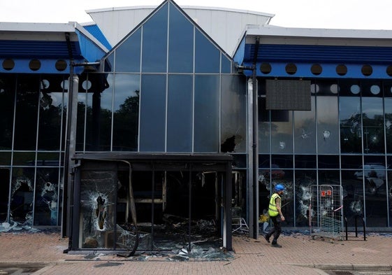 El polideportivo de Larne, en Irlanda del Norte, fue incendiado cuando servía como refugio de familias de inmigrantes que habían huido de los asaltos racistas de Ballymena.